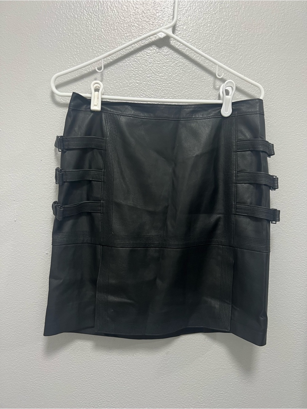 NWT BCBGMAXAZRIA Devan Black vegan Leather Cage Strap Pencil Skirt Size 8